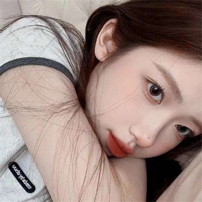 玻璃橱窗中的姑娘